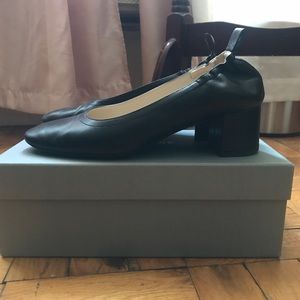 Everlane Day Heel in Black. Size 8.
